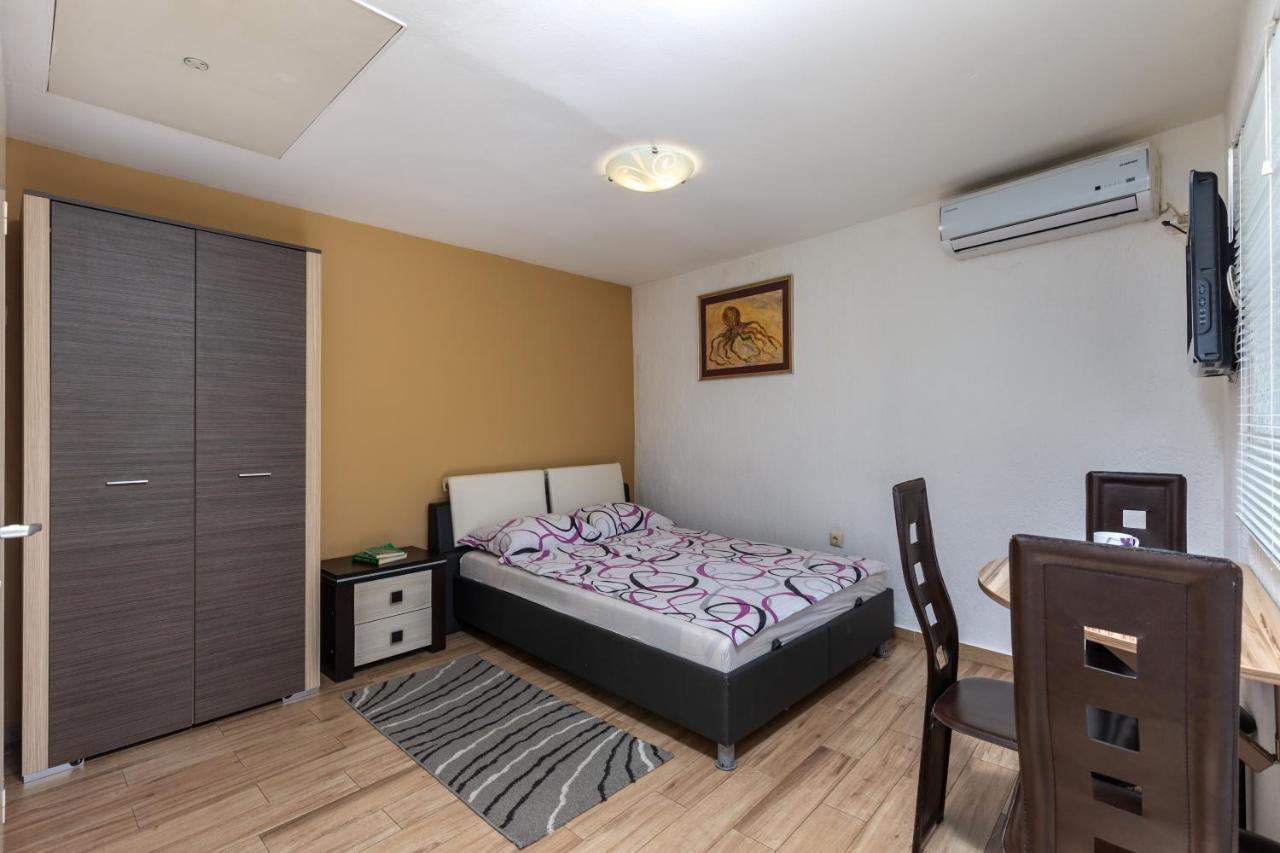 Charming Studio With Hot Tube, Terrace, Barbecue And Garden Kraljevica Eksteriør billede