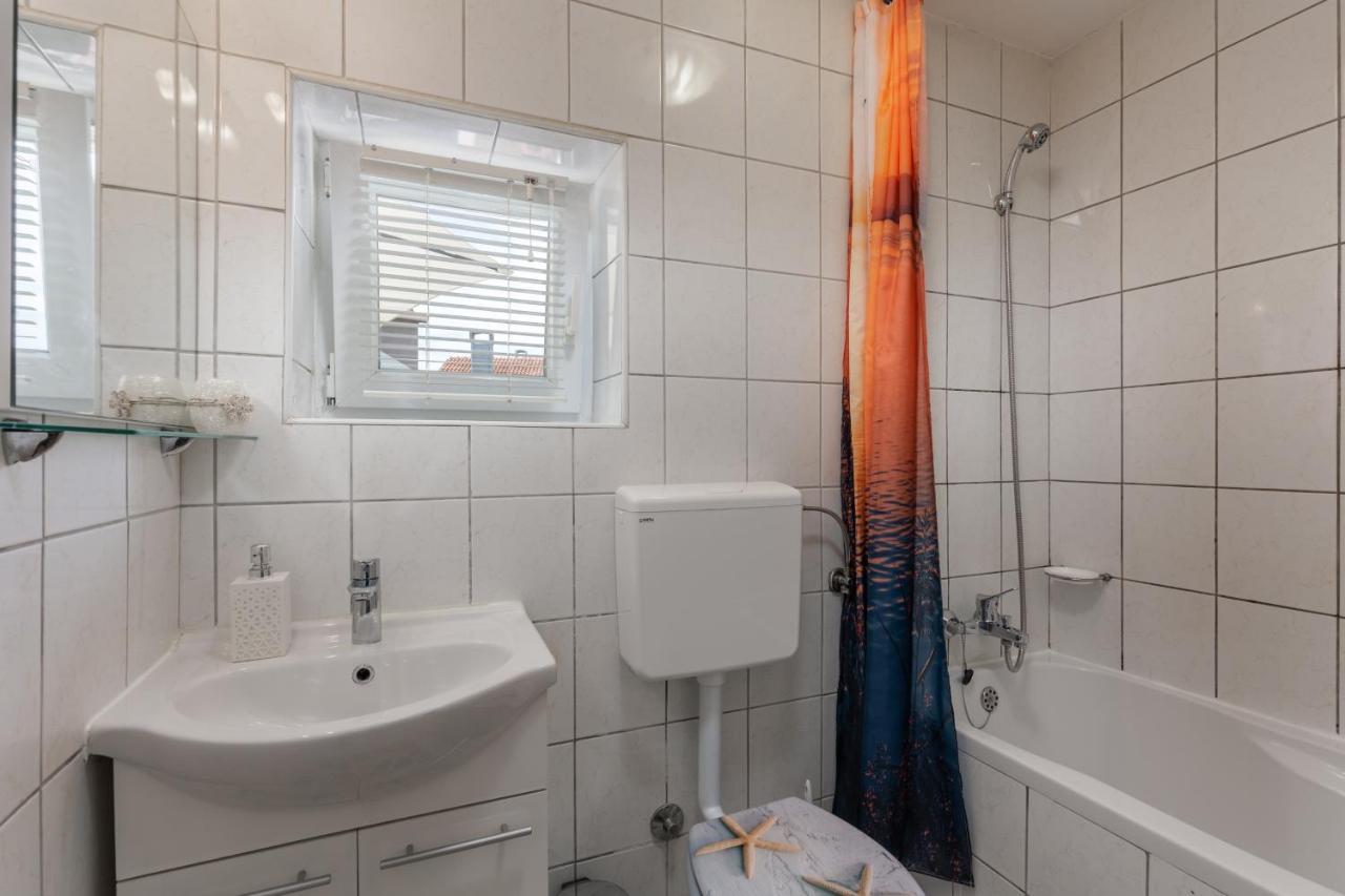 Charming Studio With Hot Tube, Terrace, Barbecue And Garden Kraljevica Eksteriør billede