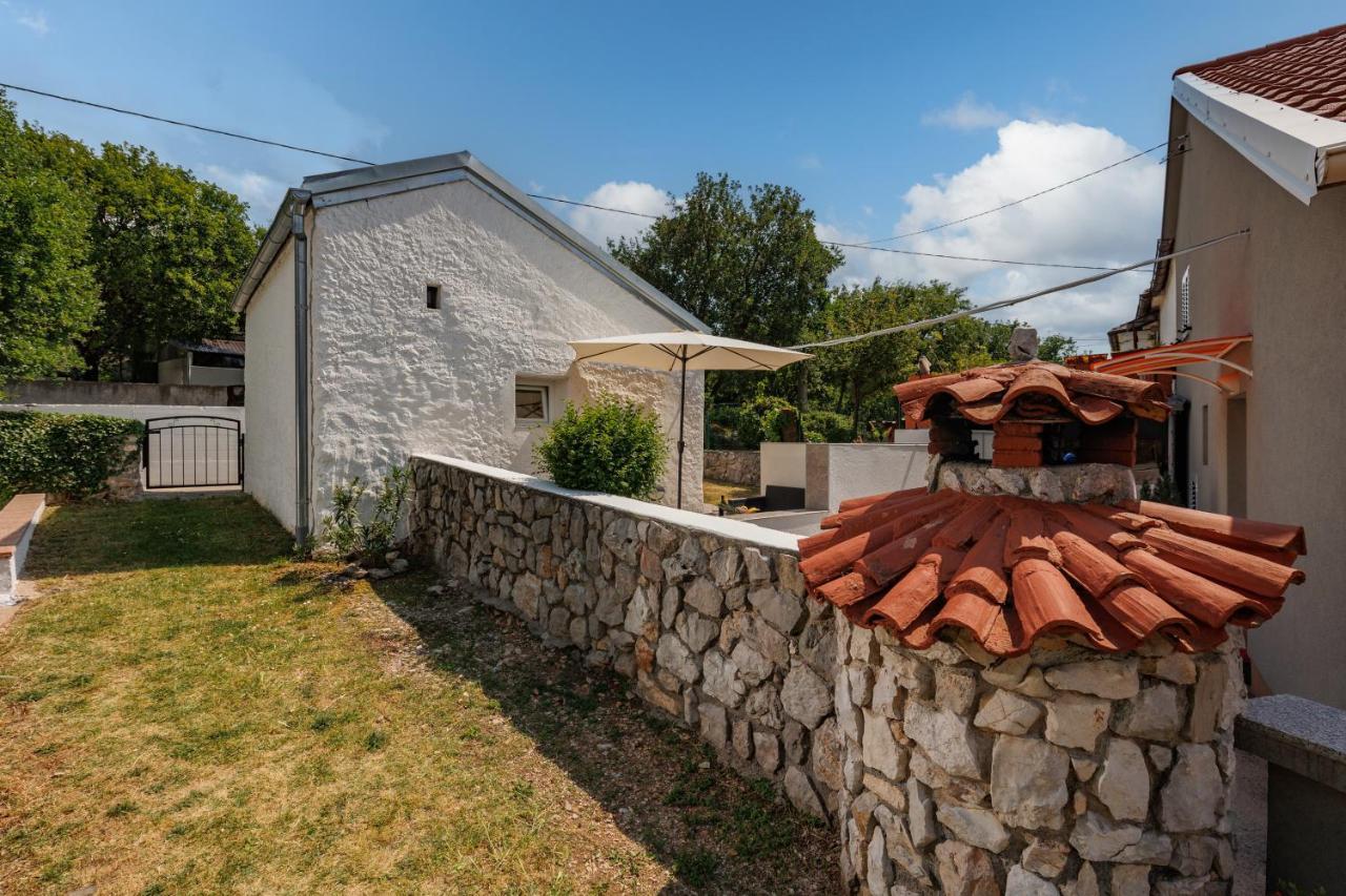 Charming Studio With Hot Tube, Terrace, Barbecue And Garden Kraljevica Eksteriør billede